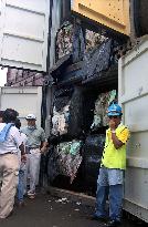 Manila urges Japan to punish exporters of waste